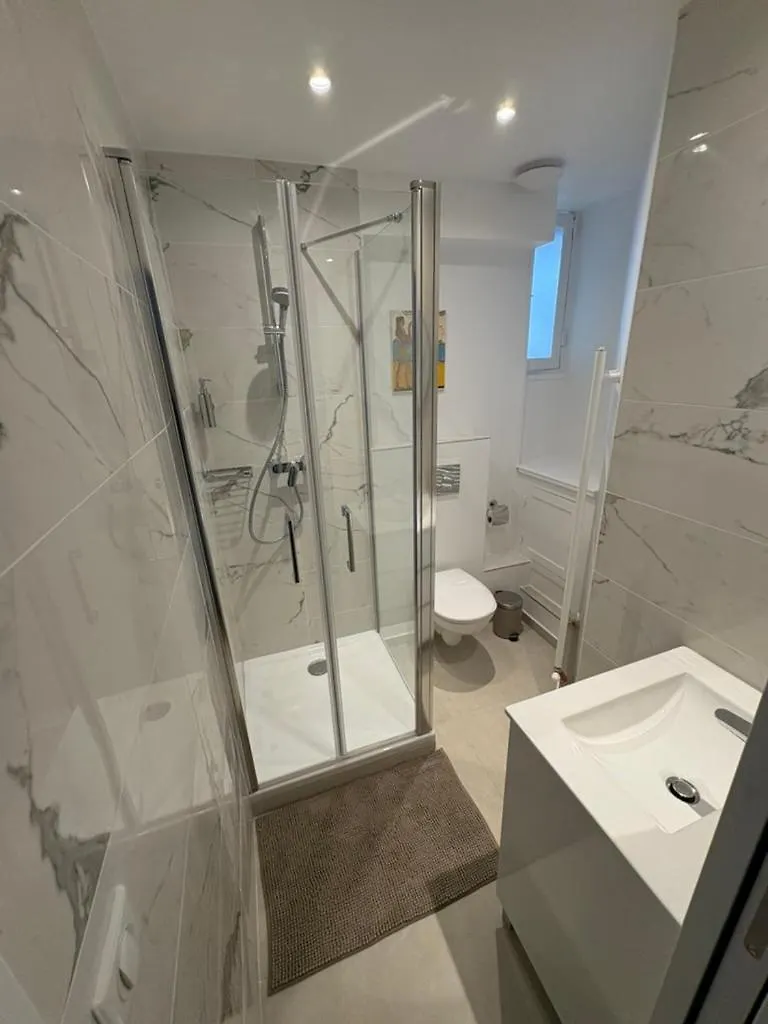 Sur Les Toits De Paris Apartment