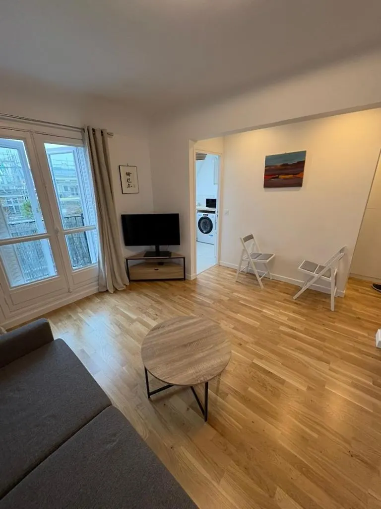 Sur Les Toits De Paris Apartment 0*,  France