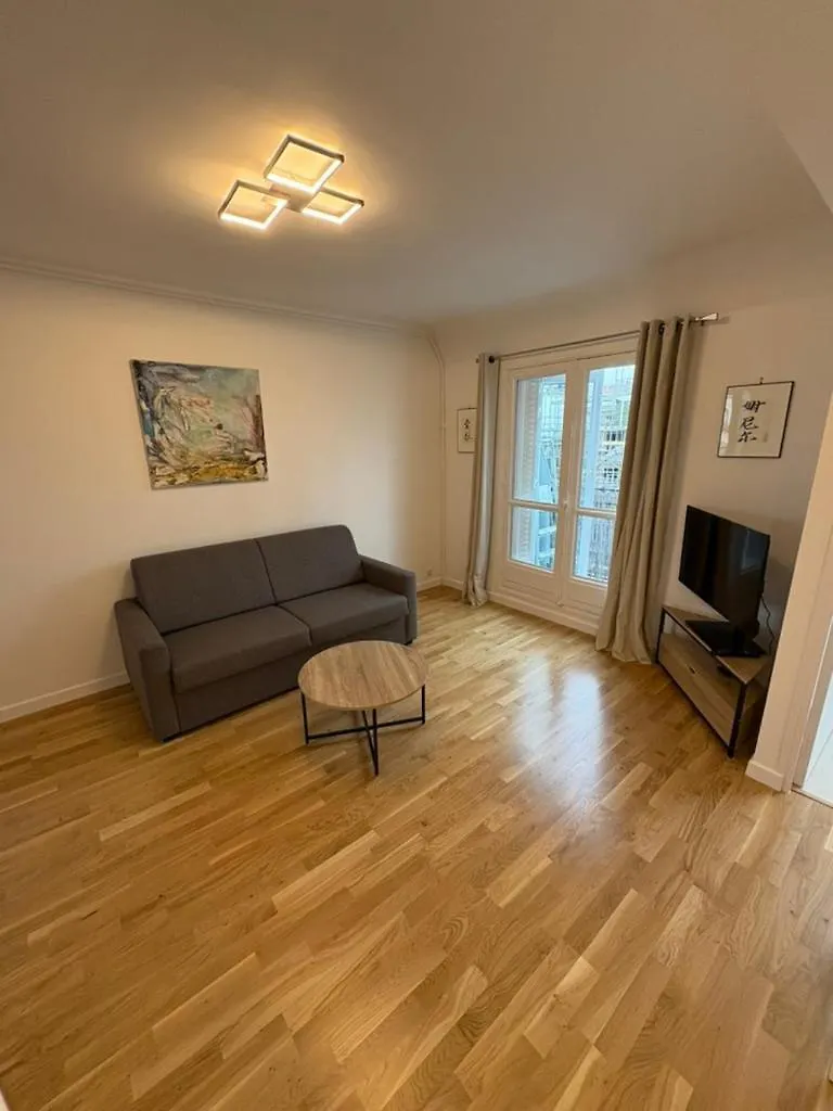 Sur Les Toits De Paris Apartment